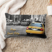 ニューヨークシティの通りの黄色のタクシー ランバークッション (ブランケット)