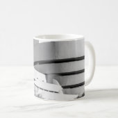 ニューヨークシティのGuggenheim博物館の写真 コーヒーマグカップ (正面右)