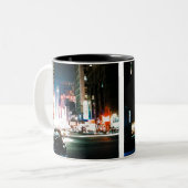 ニューヨークシティタイムズスクエア1950年ネオンナイト写真 ツートーンマグカップ (正面左)