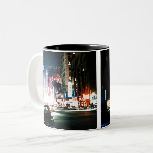 ニューヨークシティタイムズスクエア1950年ネオンナイト写真 ツートーンマグカップ (正面左)