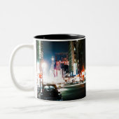 ニューヨークシティタイムズスクエア1950年ネオンナイト写真 ツートーンマグカップ (左)