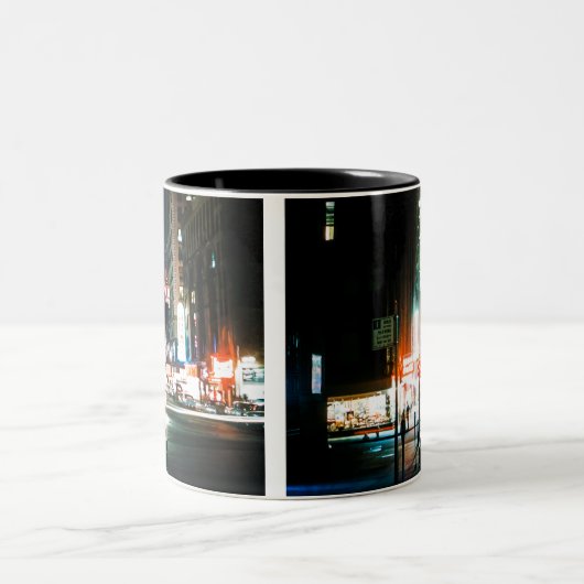 ニューヨークシティタイムズスクエア1950年ネオンナイト写真 ツートーンマグカップ (中央)