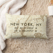 ニューヨークシティマップカスタム座標 |ベージュ ランバークッション (ブランケット)