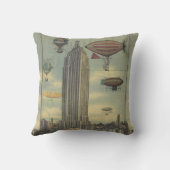 ニューヨークシティ上の空のSteampunkの飛行船 クッション (裏面)