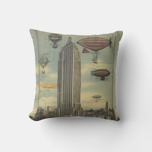 ニューヨークシティ上の空のSteampunkの飛行船 クッション (正面)