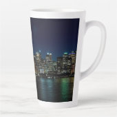 ニューヨークシティ超高層ビルUSAナイトフォト カフェラテマグ (右)