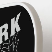 ニューヨークタイポグラフィ名前をカスタムする ピックルボールラケット (左詳細)