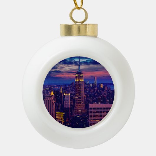 ニューヨーク市の街並みアットナイト セラミックボールオーナメント (正面)
