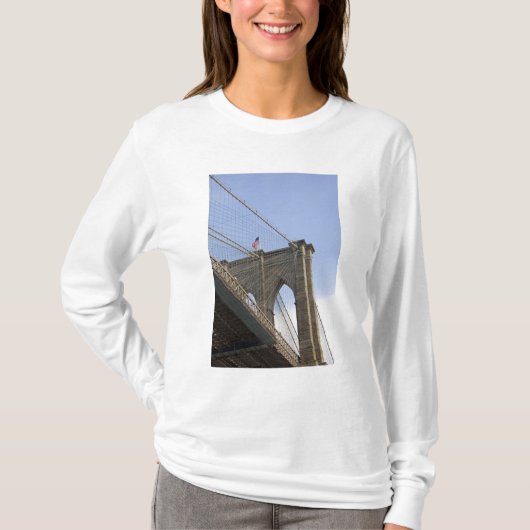 ニューヨーク市内のブルックリン橋 ニュ Tシャツ (正面)