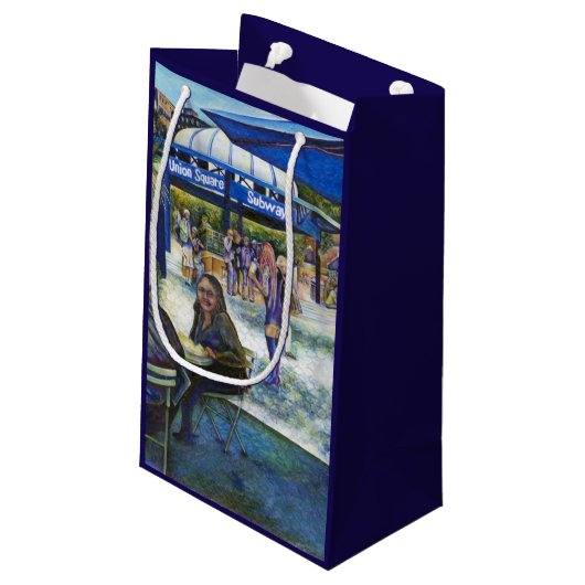 ニューヨーク遊州パークでの情熱的な人々 スモールペーパーバッグ (裏面アングル)