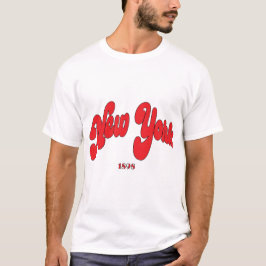 ニューヨーク1898赤いアークロゴのタイポグラフィ Tシャツ