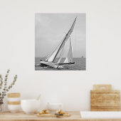 ニューヨーク・ハーバーのヨット「シャムロック」 1895 BW ポスター (キッチン)