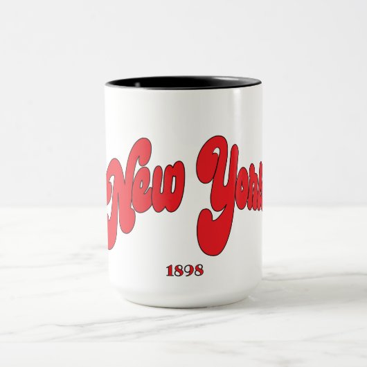 ニューヨーク 1898 赤いアーク ロゴ タイポグラフィ マグカップ (中央)