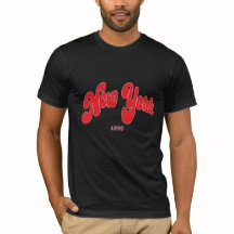 ニューヨーク 1898 赤ロゴ タイポグラフィ ブラック Tシャツ
