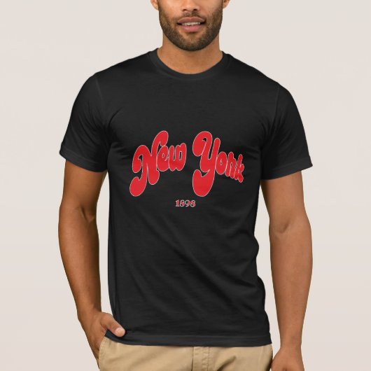 ニューヨーク 1898 赤ロゴ タイポグラフィ ブラック Tシャツ (正面)