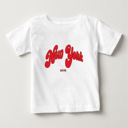 ニューヨーク 1898 赤ロゴ タイポグラフィ ホワイト ベビーTシャツ (正面)