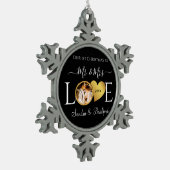 ニューライウェズ夫人の休日としての最初のクリスマス スノーフレークピューターオーナメント (左)