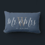 ニューライヴァーズ夫妻ネイビー・ブルー・スクリプト・モノグラム ランバークッション<br><div class="desc">このNavy Blue Script Monogram Lumbar枕とNavy Blue Script Monogram LumbarのミスターとMrs.Newlywedsの家族と友人と家族を歓迎。埃の多いエレガント青い背景をモダン持つデザイン。センターにはライトグレーの新郎新婦の姓モノグラム文字がある。文字は白トレンディー手書きスクリプトレタリングの「mr and mrs」。設立日は下の領域シンプルのタイポグラフィ文字で設計されている。デザインは両側にある。新婚の贈り物にユニーク完璧な結婚アイディアを作る！クリックテンプレートのパーソナライズ後を追オプションとプロンプト</div>