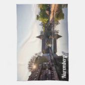 ニュールンベルクの古い中世の橋の上に日没 キッチンタオル (縦)