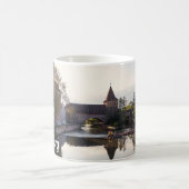 ニュールンベルクの古い中世の橋の上に日没 コーヒーマグカップ (中央)