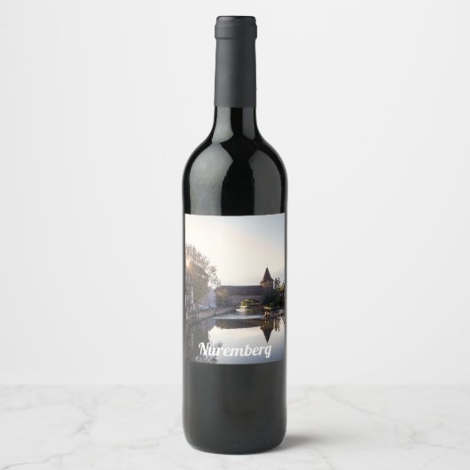 ニュールンベルクの古い中世の橋の上に日没 ワインラベル (正面)