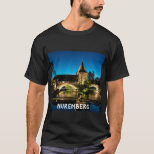 ニュールンベルクの夜の古い中世の橋 Tシャツ