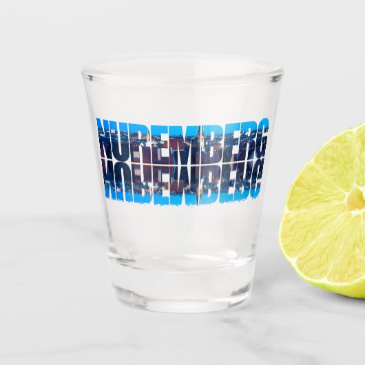 ニュールンベルク文字は夜の古い街並み ショットグラス (正面)