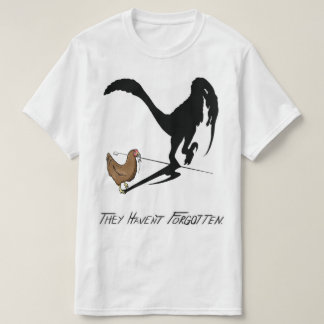 ニワトリが覚えている(恐竜の漫画) Tシャツ
