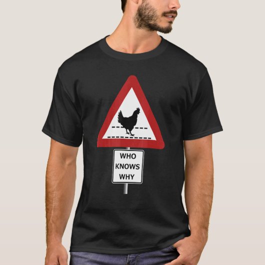 ニワトリが道路を渡る なぜかはわからない 看板 Tシャツ (正面)