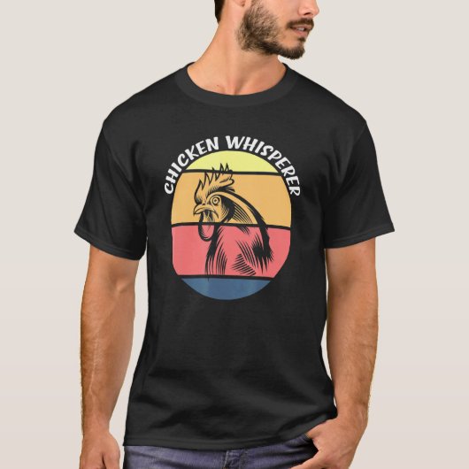ニワトリささやき男 鶏 小屋 動物 農家 レトロ Tシャツ (正面)