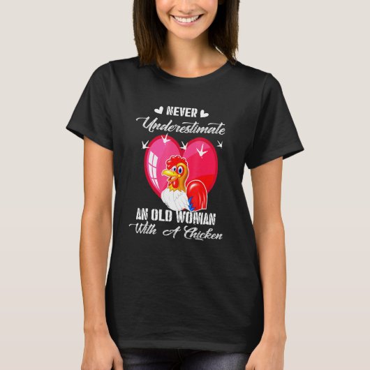 ニワトリと一緒の年配女性をナメてはいけない Tシャツ (正面)