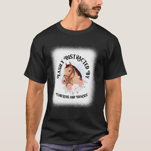 ニワトリと馬に気を取られがち 笑える 馬好きさん Tシャツ (正面)