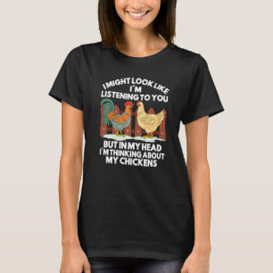 ニワトリのことを考えてる農家の人 ファニー チキン Tシャツ