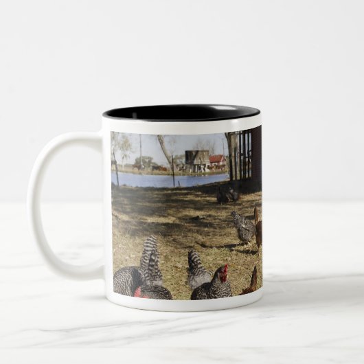 ニワトリの作業場近くのヘンハウスクライバーン ツートーンマグカップ (左)