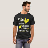 ニワトリの暮らし 裏庭でニワトリを飼う農家 Tシャツ (正面フル)