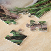 ニワトリの雛が緑の草に住む ジグソーパズル (側面)