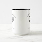 ニワトリ農家の家をデザインしたマグカップ マグカップ (中央)
