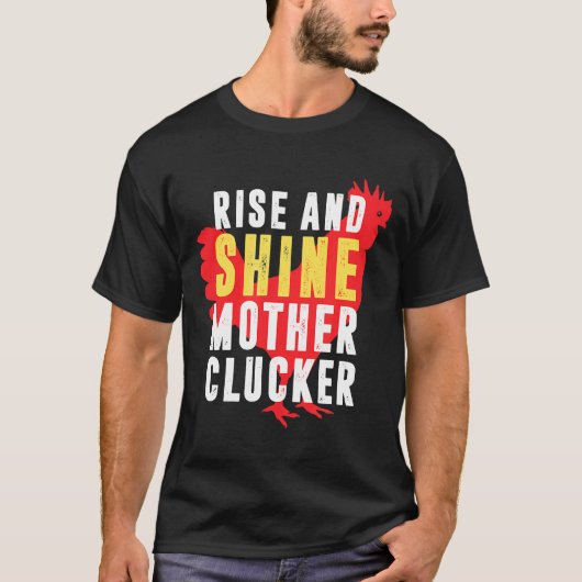 ニワトリ お母さんに早く起きてと鳴く雄鶏 Tシャツ (正面)