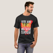 ニワトリ お母さんに早く起きてと鳴く雄鶏 Tシャツ (正面フル)