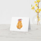 ニワトリ、花を頭に付けた空白の雛 カード (黄色い花)