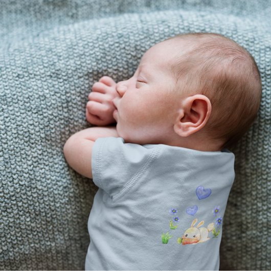 ニンジンの漫画のドローを持つウサギ ベビーボディスーツ