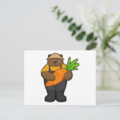 ニンジンを持ったクマの農夫 ポストカード (スタンド正面)