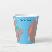 ニンジン漫画で座っているかわいいウサギ カフェラテマグ (正面)