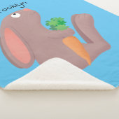 ニンジン漫画で座っているかわいいウサギ シェルパブランケット (3/4)