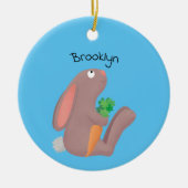 ニンジン漫画で座っているかわいいウサギ セラミックオーナメント (正面)