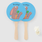 ニンジン漫画で座っているかわいいウサギ ハンドファン (正面&裏面)