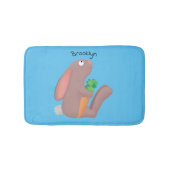 ニンジン漫画で座っているかわいいウサギ バスマット (正面)