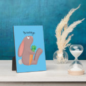 ニンジン漫画で座っているかわいいウサギ フォトプラーク (側面)