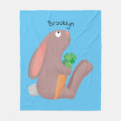 ニンジン漫画で座っているかわいいウサギ フリースブランケット (正面)