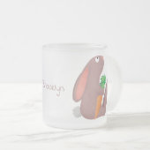 ニンジン漫画で座っているかわいいウサギ フロストグラスマグカップ (正面右)